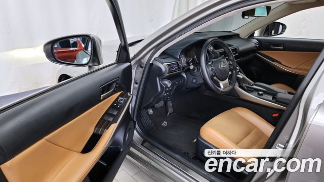 Lexus IS 2019 — photo 13