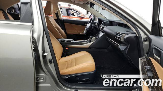 Lexus IS 2019 — photo 17