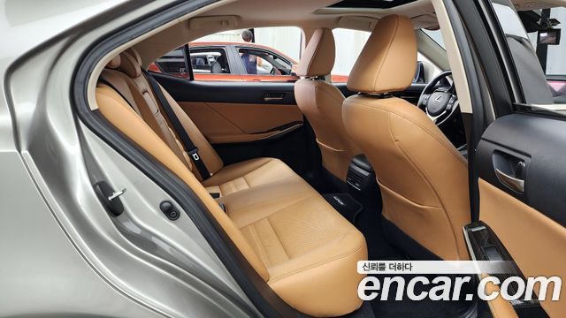 Lexus IS 2019 — photo 18