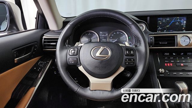Lexus IS 2019 — photo 19