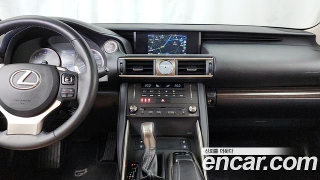 Lexus IS 2019 — photo 20