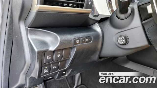Lexus IS 2019 — photo 22