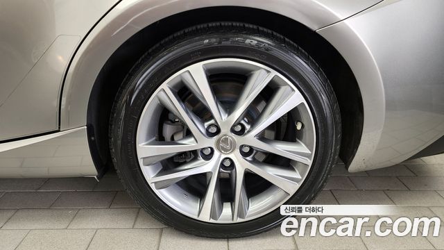 Lexus IS 2019 — photo 7