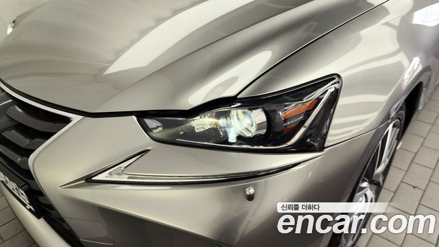 Lexus IS 2019 — photo 8