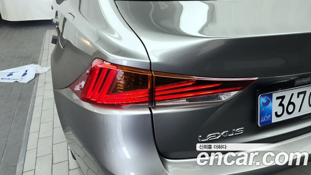 Lexus IS 2019 — photo 9