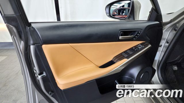 Lexus IS 2019 — photo 14
