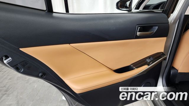 Lexus IS 2019 — photo 15
