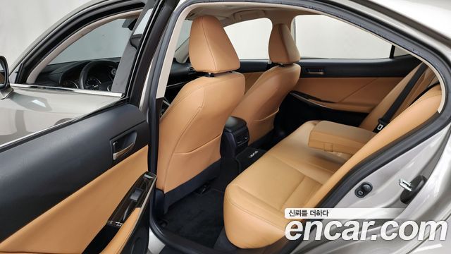 Lexus IS 2019 — photo 16