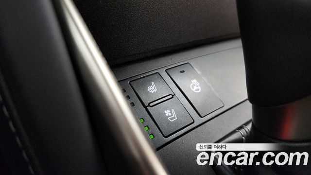 Lexus IS 2019 — photo 27