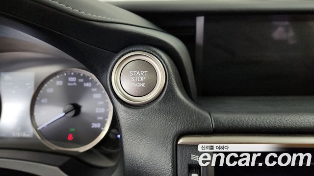 Lexus IS 2019 — photo 28