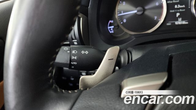 Lexus IS 2019 — photo 30
