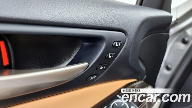 Lexus IS 2019 — photo 31