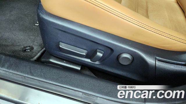 Lexus IS 2019 — photo 32