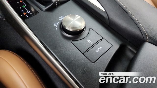 Lexus IS 2019 — photo 36