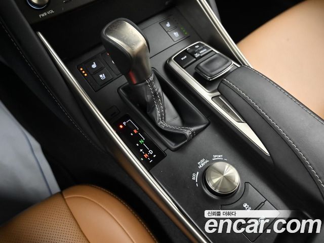 Lexus IS 2019 — photo 38