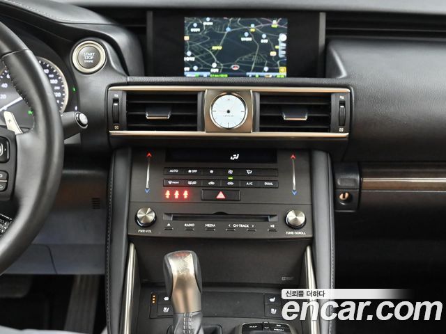 Lexus IS 2019 — photo 39