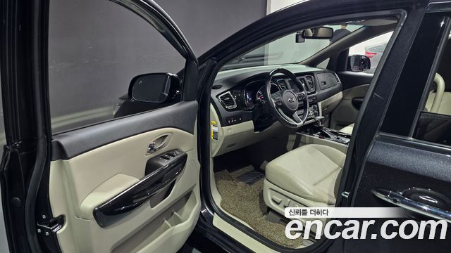 Kia Canival 2019 — photo 17