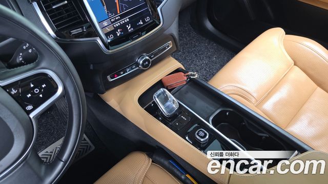Volvo XC90 2022 — photo 9