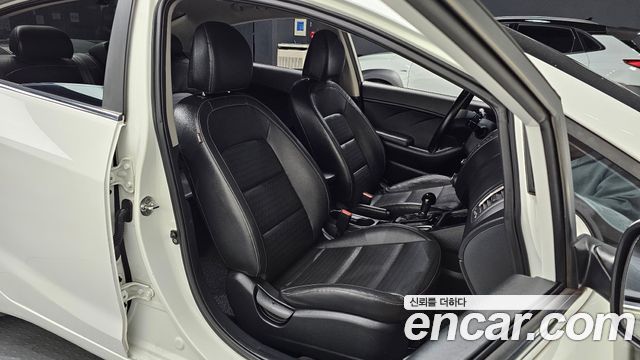 Kia K3 2016 — photo 13