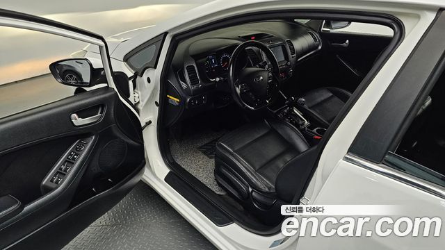 Kia K3 2016 — photo 17