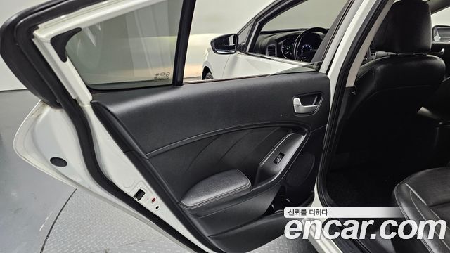 Kia K3 2016 — photo 15