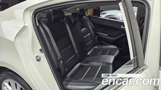 Kia K3 2016 — photo 16