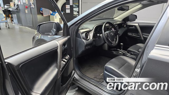 Toyota RAV4 2018 — photo 13