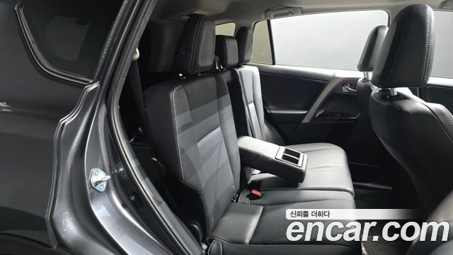 Toyota RAV4 2018 — photo 17