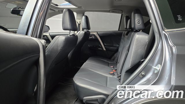 Toyota RAV4 2018 — photo 18