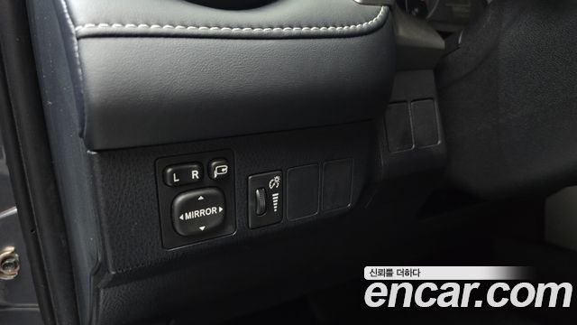 Toyota RAV4 2018 — photo 24