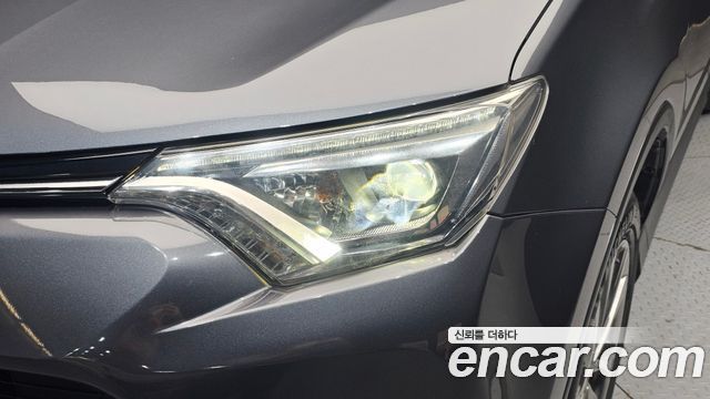 Toyota RAV4 2018 — photo 8