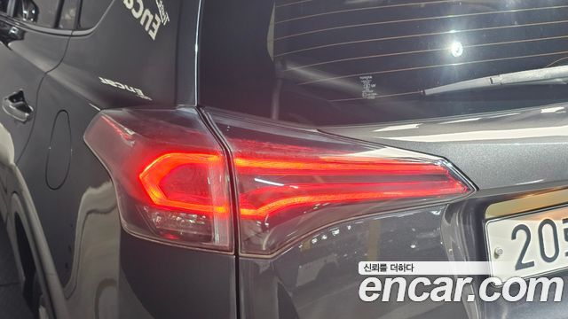 Toyota RAV4 2018 — photo 9
