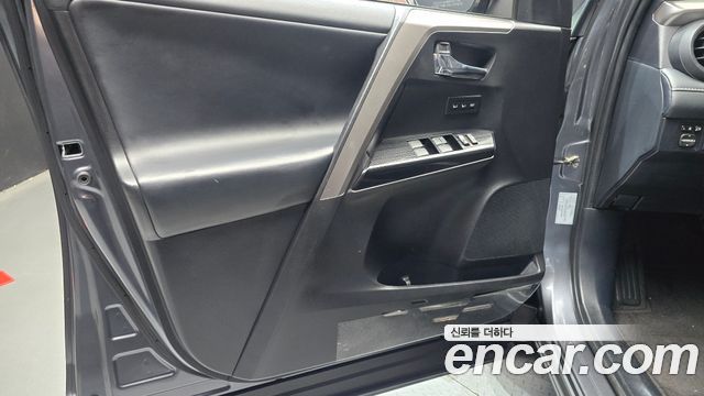 Toyota RAV4 2018 — photo 14
