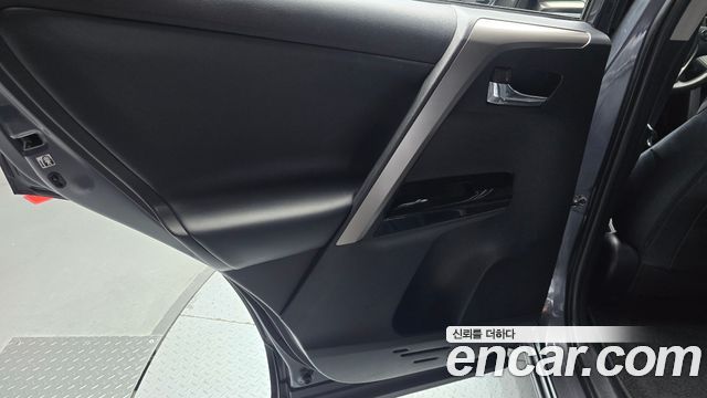 Toyota RAV4 2018 — photo 15