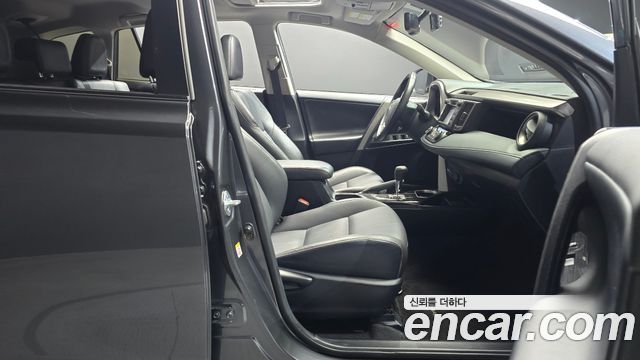 Toyota RAV4 2018 — photo 16