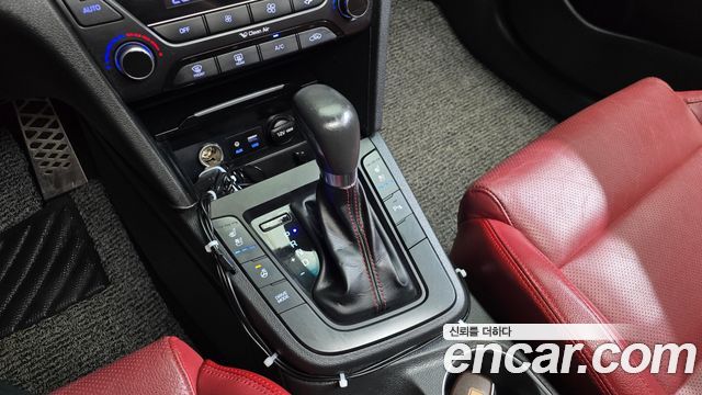 Hyundai AVANTE 2018 — photo 12
