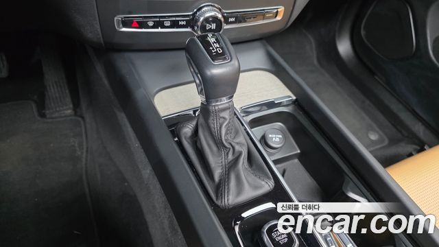 Volvo XC60 2019 — photo 9