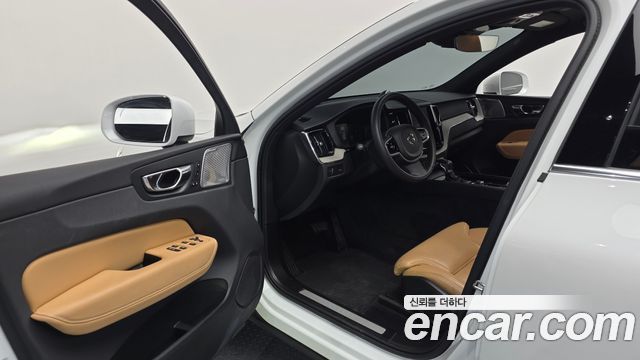 Volvo XC60 2019 — photo 10