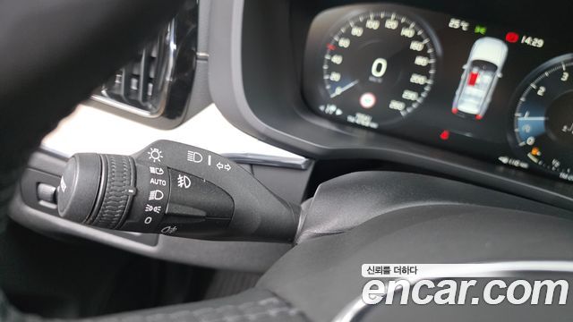 Volvo XC60 2019 — photo 15