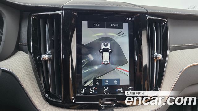 Volvo XC60 2019 — photo 17