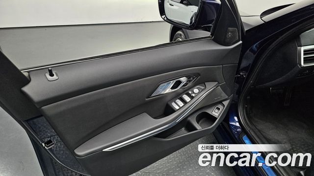 BMW 3-Series 2025 — photo 14