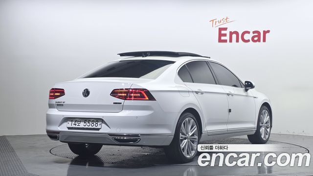 Volkswagen Passat 2018 — photo 2