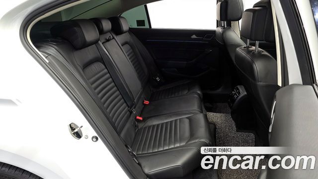 Volkswagen Passat 2018 — photo 17