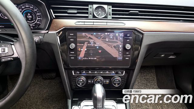 Volkswagen Passat 2018 — photo 20