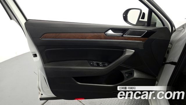 Volkswagen Passat 2018 — photo 14
