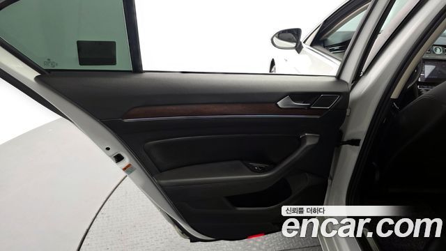 Volkswagen Passat 2018 — photo 15