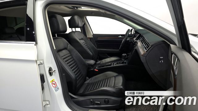 Volkswagen Passat 2018 — photo 16