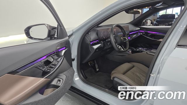 BMW 5-Series 2025 — photo 10