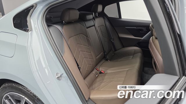 BMW 5-Series 2025 — photo 11