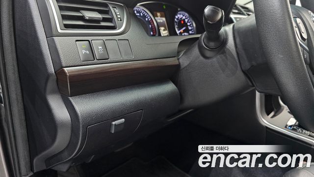 Toyota Camry 2017 — photo 16